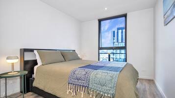 1 dormitorio, tabla de planchar con plancha, wifi y ropa de cama