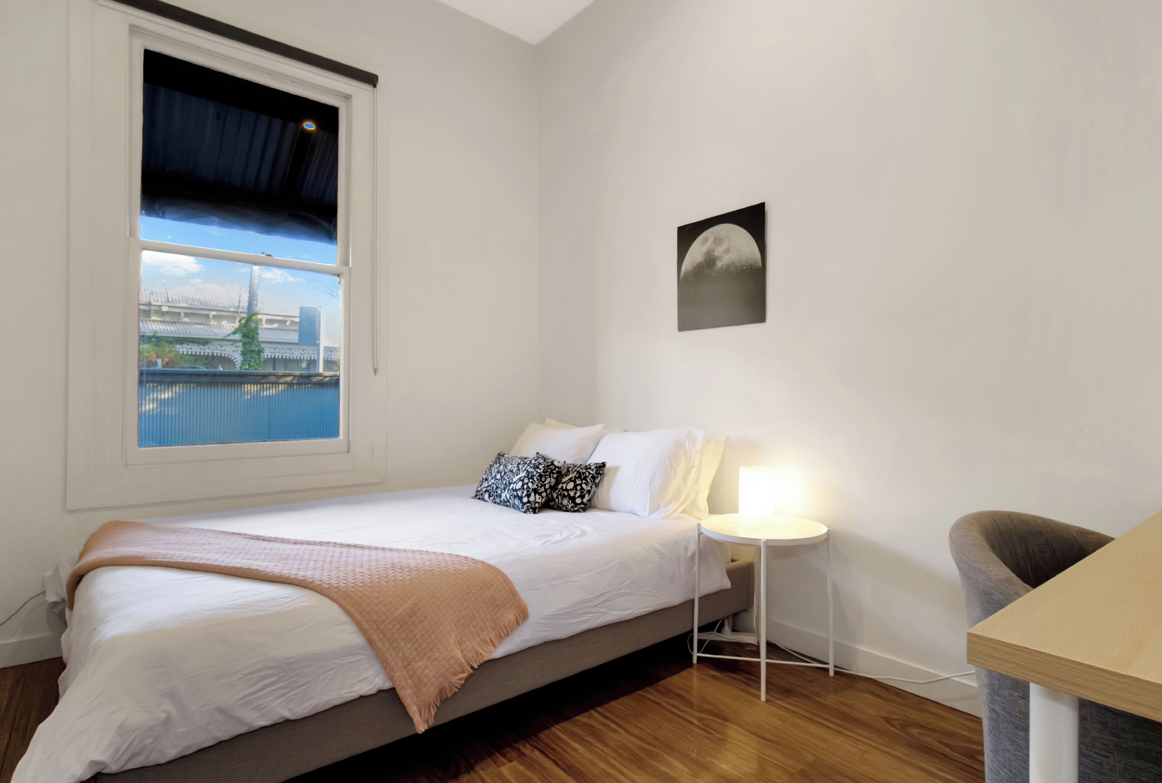 2 habitaciones, escritorio, tabla de planchar con plancha y wifi 