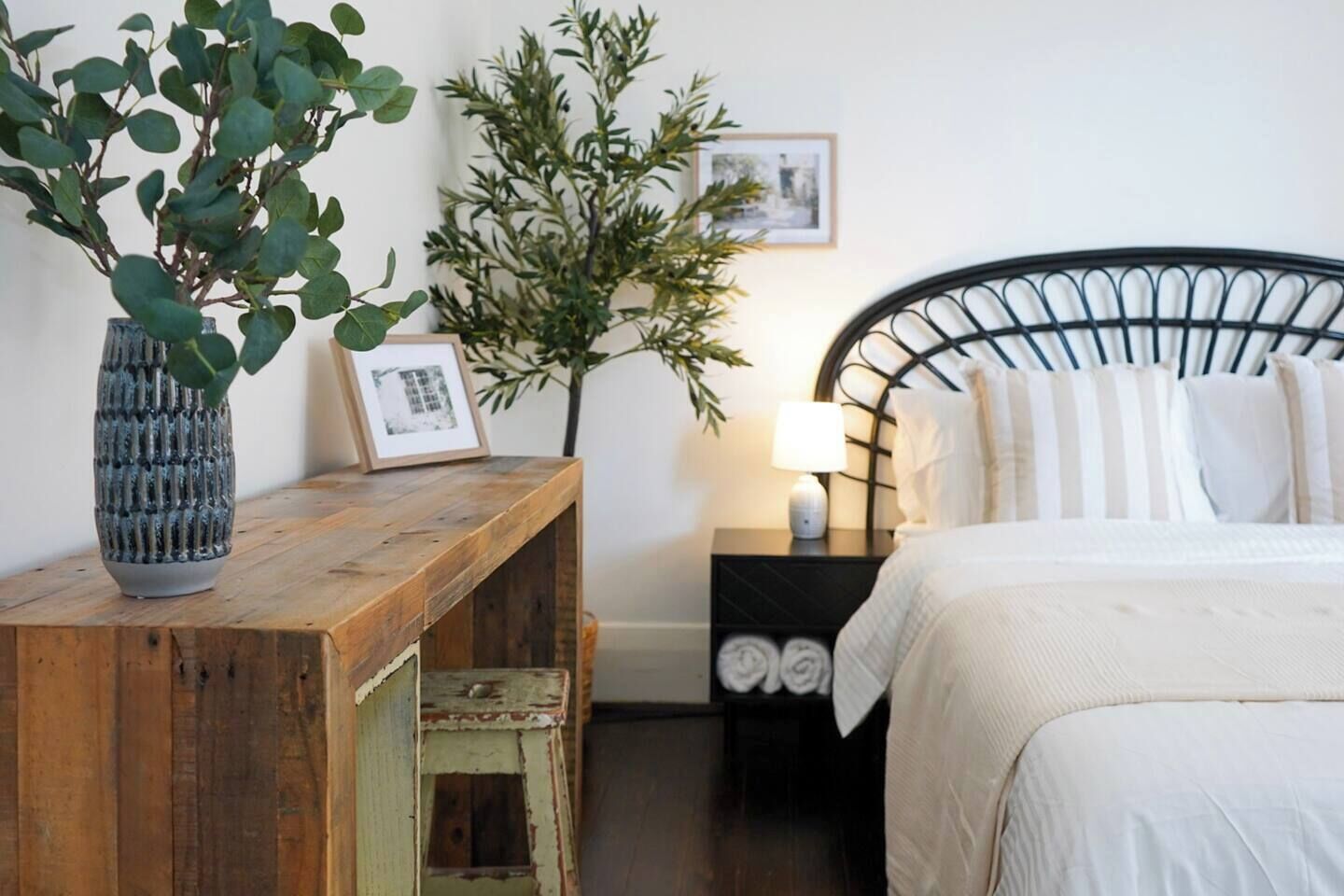2 bedrooms, desk, iron/ironing board, WiFi