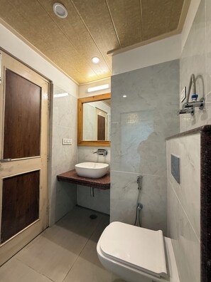 Deluxe-værelse - balkon | Badeværelse | Bruser, gratis toiletartikler, Sæbe, Shampoo