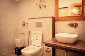 Quarto luxo, sacada | Banheiro | Chuveiro, produtos de toalete grátis, sabonete, shampoo