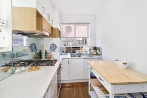 Wasserkocher mit Kaffee-/Teezubehör, Kühlschrank, Mikrowelle, Ofen