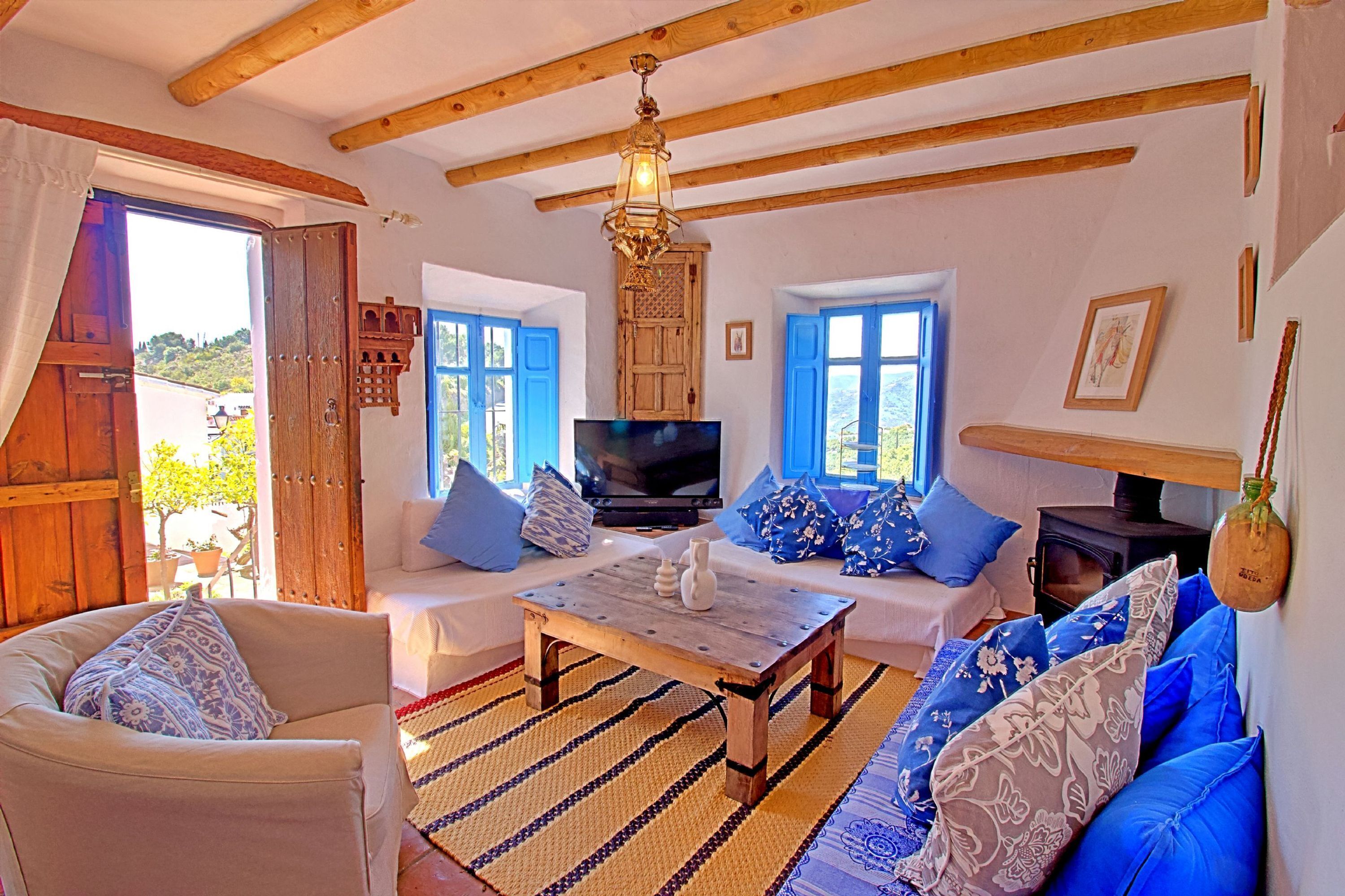 Una sala de estar acogedora con un sofá, una mesa de centro y un televisor.