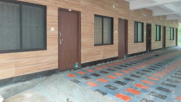 Un pasillo con paneles de madera, varias puertas y un suelo estampado.