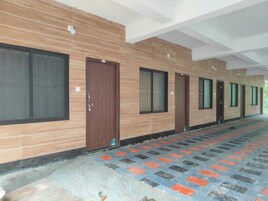 Un pasillo con paneles de madera, varias puertas y un suelo estampado.