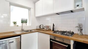 Fridge, microwave, stovetop, dishwasher