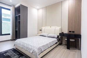 Un dormitorio moderno con cama, escritorio y armario.