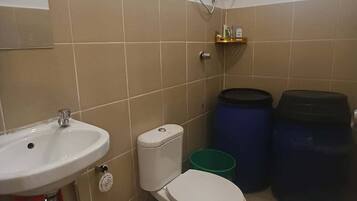 Chuveiro, bidê, toalhas de banho