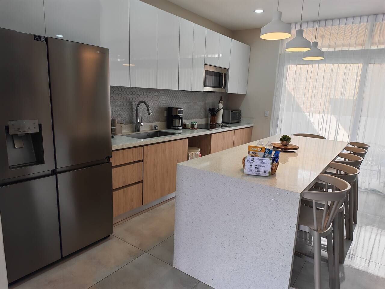 Coffee/tea maker, fridge, microwave, stovetop