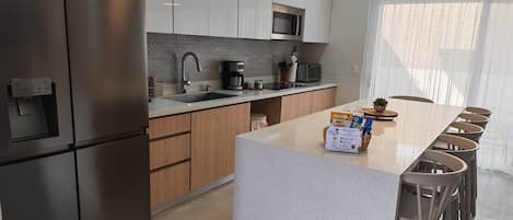 Coffee/tea maker, fridge, microwave, stovetop
