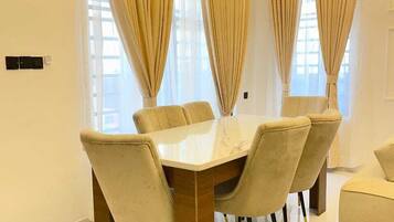 Repas dans la chambre