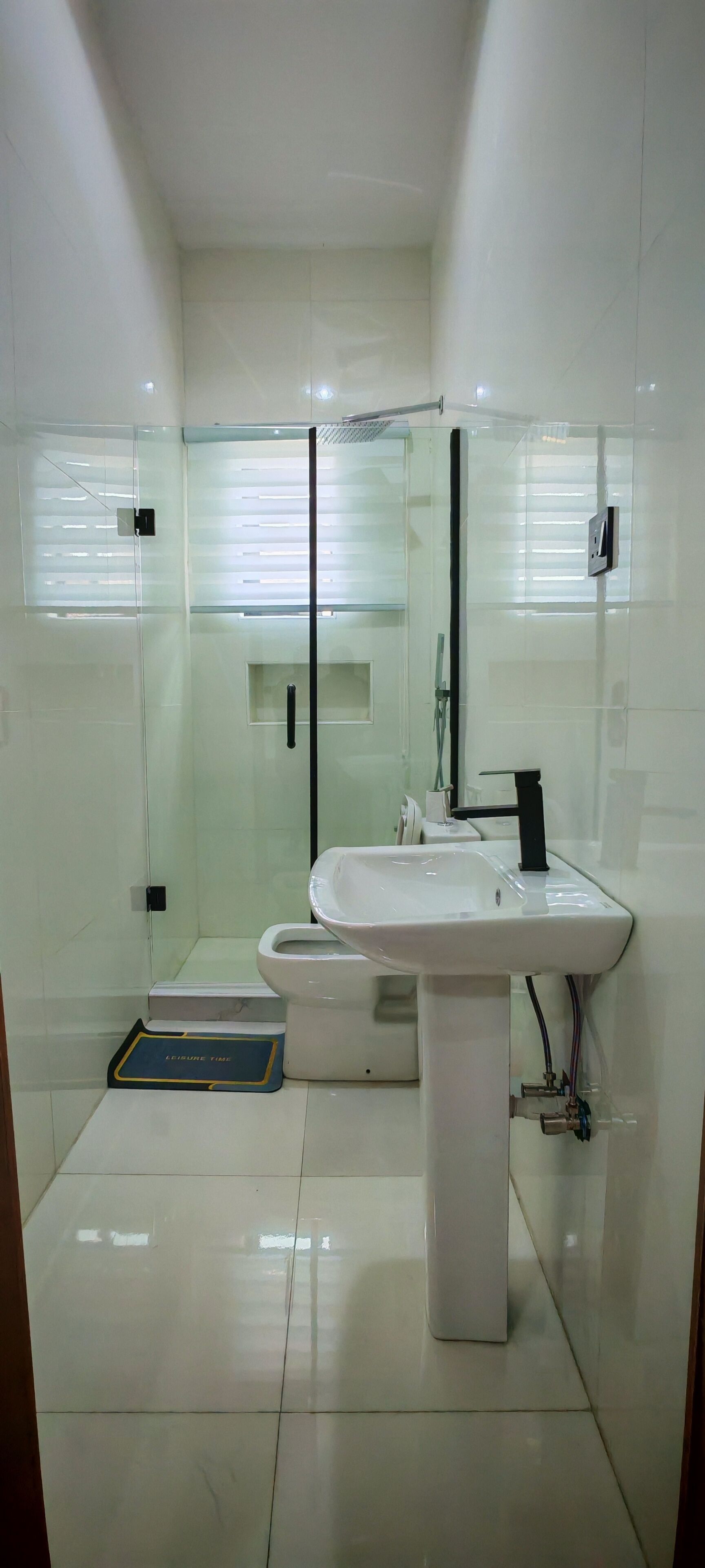 Bathtub dan shower terpisah, handuk,  dan tisu toilet