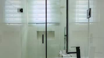 Bathtub dan shower terpisah, handuk, dan tisu toilet