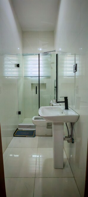 Bathtub dan shower terpisah, handuk,  dan tisu toilet