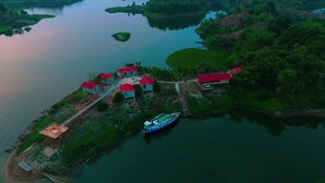 Una pequeña isla con varias casas, un barco y un muelle.