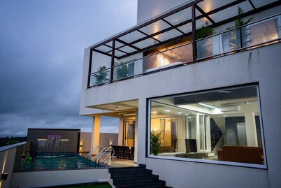 Evara Sky Jacuzzi Villa