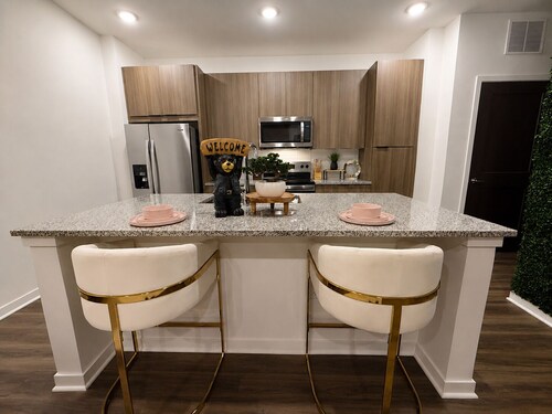 Luxury King Suite • Beauty Room • Infinity Game Table • Near Hospital & ATL