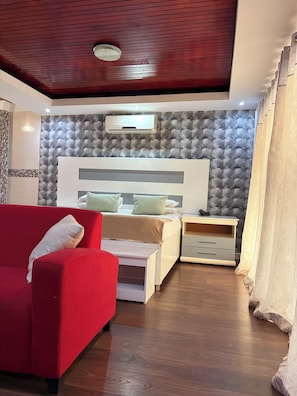 Deluxe-Dreibettzimmer, Terrasse, Gartenblick