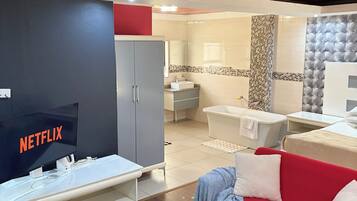 Deluxe Triple Room, Patio, Garden View | Living area
