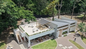 Ein modernes Gebäude mit Außenbereich, Pool und Garten.