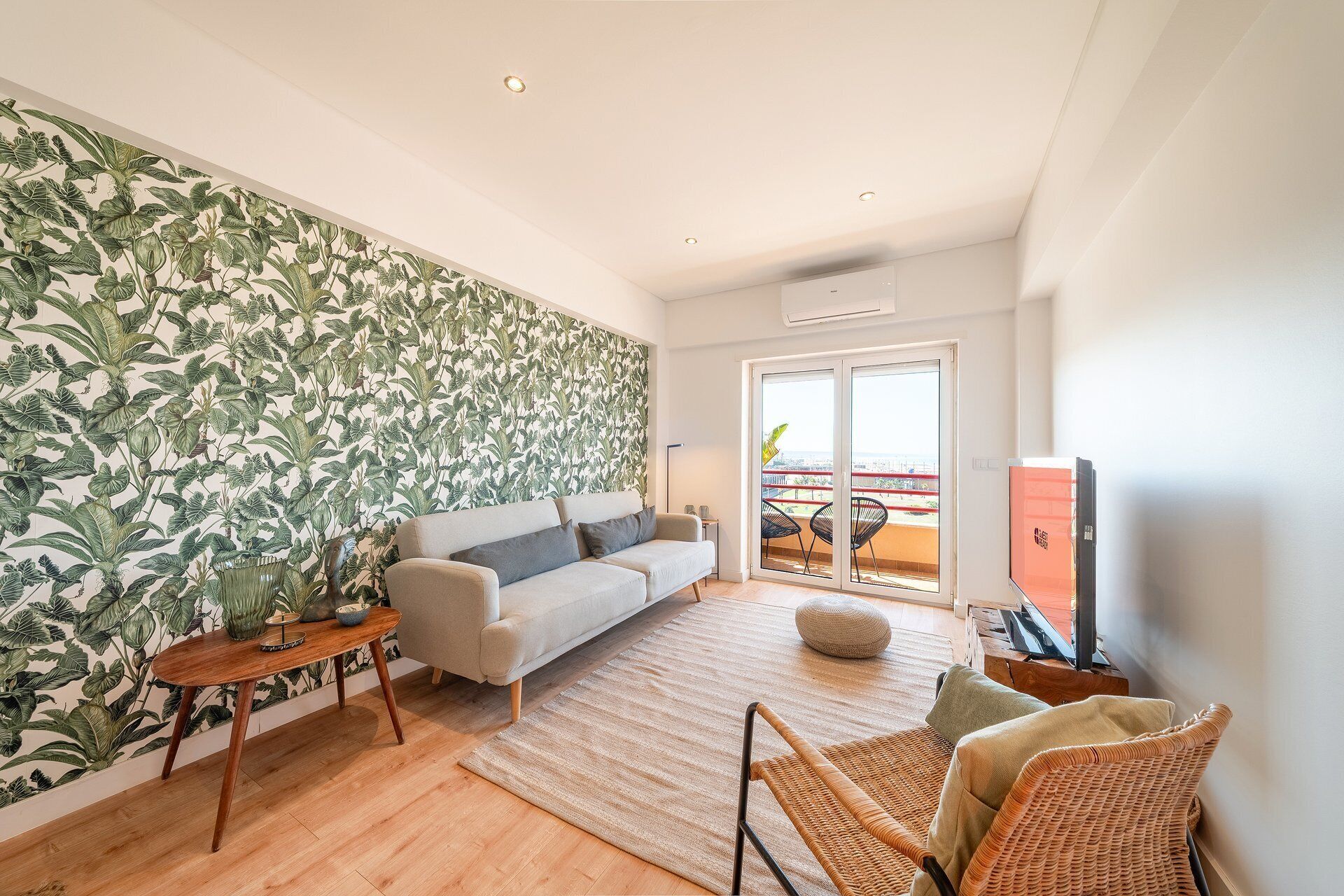 Een woonkamer met een bank, een salontafel en een groot raam.