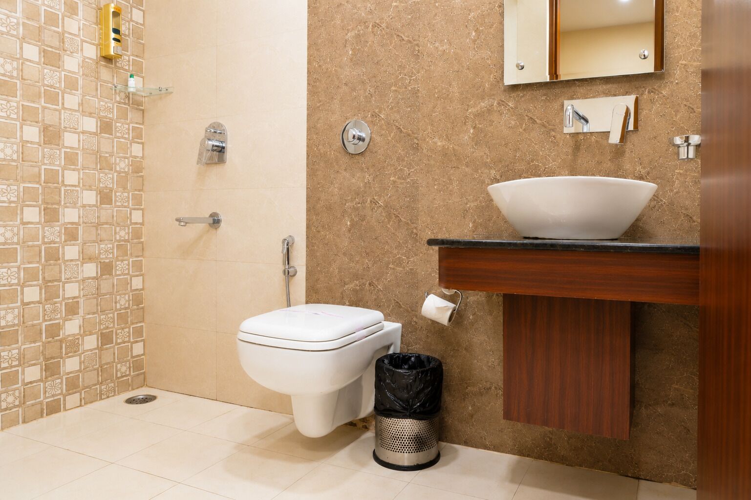 Deluxe Room with Twin Bed | Bathroom | Shower, towels, soap, shampoo