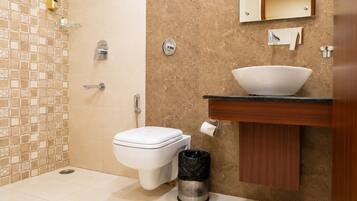 Deluxe Room with Twin Bed | Bathroom | Shower, towels, soap, shampoo