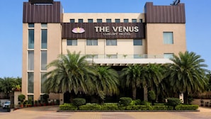 Un edificio moderno con un cartel que dice 'The Venus Luxury Hotel'.