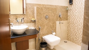 Un baño con lavabo, inodoro y ducha.