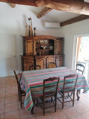 Dining - Villa with garden (15 min from the sea and river), sleeps 4, pets allowed. (Sainte Lucie de Porto-Vechio)