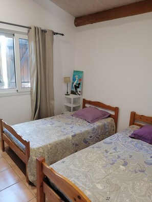 2 bedrooms, iron/ironing board, bed sheets - Villa with garden (15 min from the sea and river), sleeps 4, pets allowed. (Sainte Lucie de Porto-Vechio)
