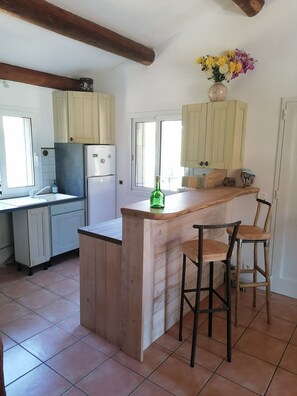 Private kitchen - Villa with garden (15 min from the sea and river), sleeps 4, pets allowed. (Sainte Lucie de Porto-Vechio)