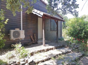 Property grounds - Villa with garden (15 min from the sea and river), sleeps 4, pets allowed. (Sainte Lucie de Porto-Vechio)