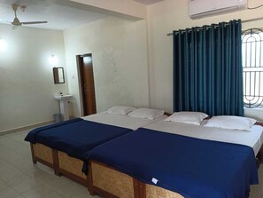 Room - Stone Wood Stay (Murdeshwar)