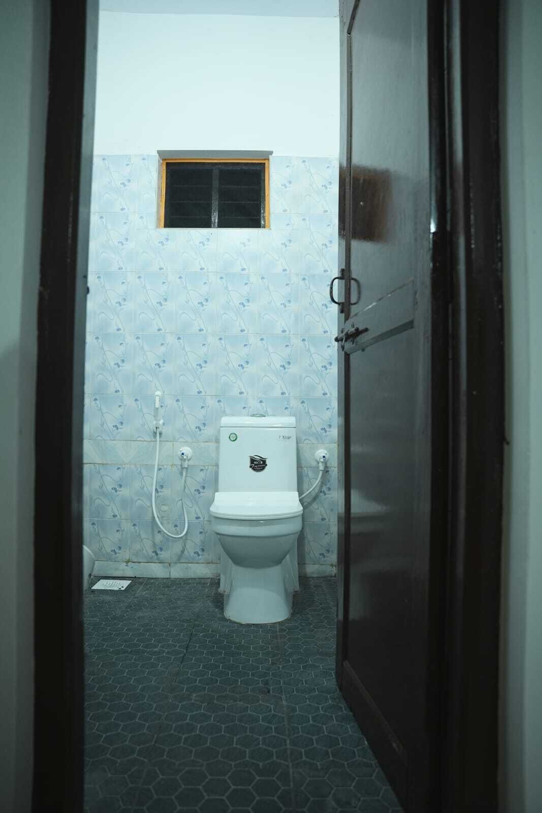 Shower, free toiletries, towels