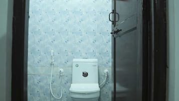 Shower, free toiletries, towels