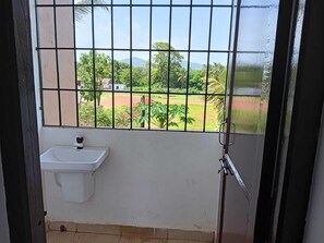 Shower, free toiletries, towels - Stone Wood Stay (Murdeshwar)
