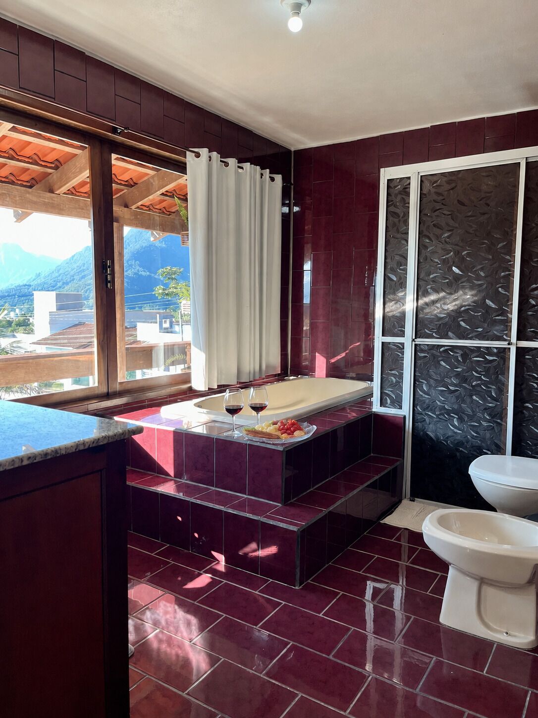 Quarto casal conforto, varanda coberta, vista para a montanha | Banheiro | Toalhas de banho 