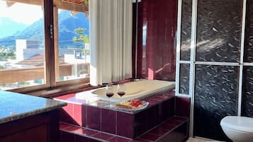 Quarto casal conforto, varanda coberta, vista para a montanha | Banheiro | Toalhas de banho