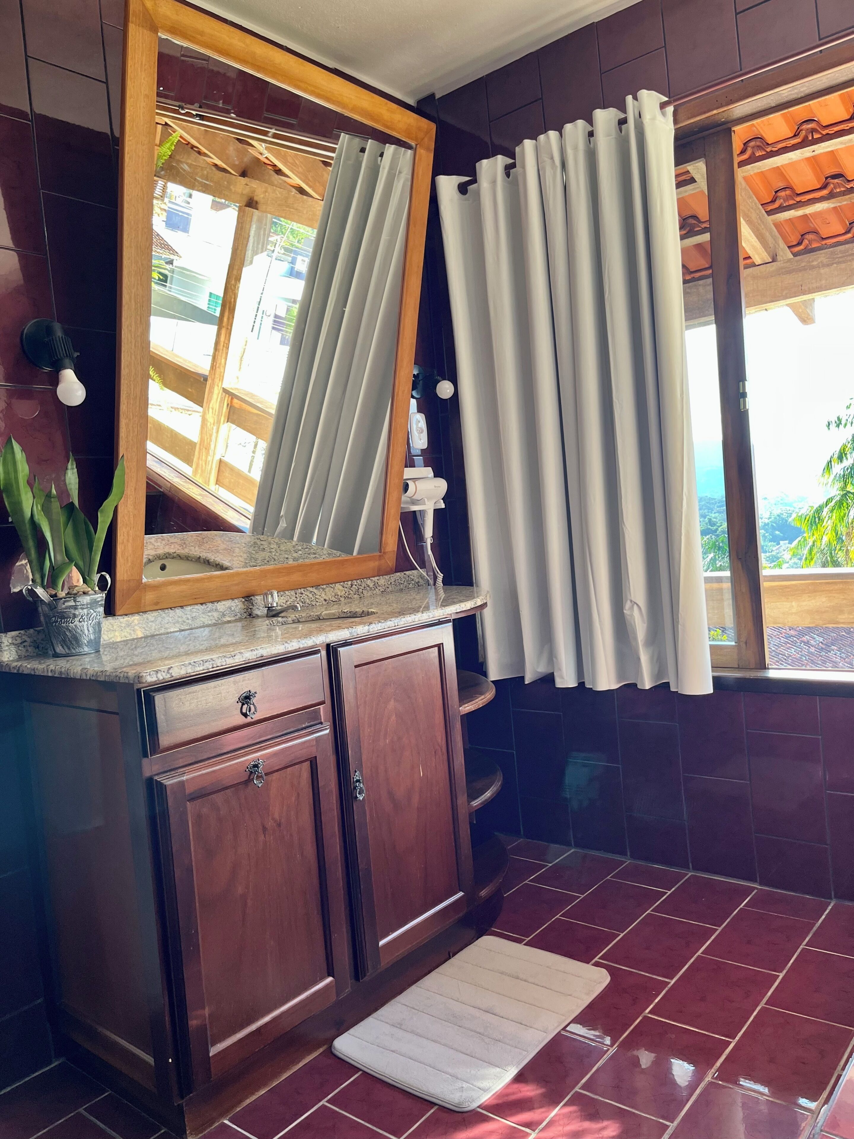 Habitació doble Comfort, pati hawaià, vistes a la muntanya | Bany | Tovalloles 