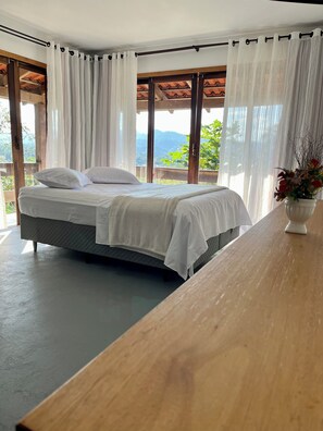 Quarto casal conforto, varanda coberta, vista para a montanha | Wi-Fi de cortesia