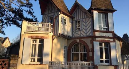 A charming family villa located 2 minutes from the beach and in the heart of Cabourg.