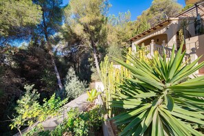 A residential property with a garden, a staircase, and a building with a balcony. - Viilla Monza - Benissa, Costa Blanca (Benissa)