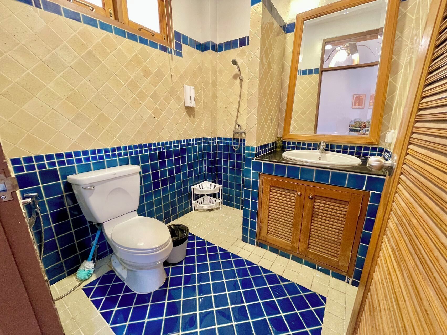 Shower, free toiletries, hair dryer, towels