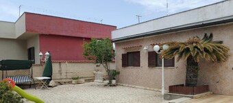 La Casina, just a short walk from the sea