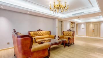 Luxury Suite, City View | Interior