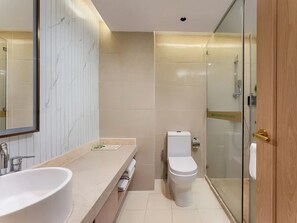 Phòng đôi có tầm nhìn toàn cảnh, quang cảnh thành phố | Phòng tắm | Buồng tắm vòi sen, máy sấy tóc, dép đi trong nhà, khăn tắm 