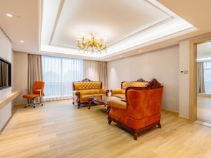 Luxury Suite, City View | Interior