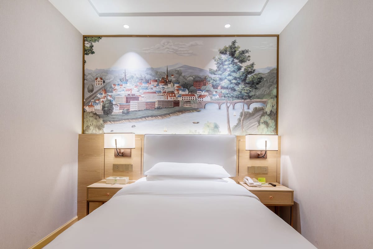 Quarto solteiro standard, sem janelas | Roupas de cama premium, edredons de pluma, escrivaninha