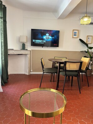 Dining - 50 meters from the harbor and beaches, new apartment, air conditioning and parking, sleeps 4. (Sanary-sur-Mer)